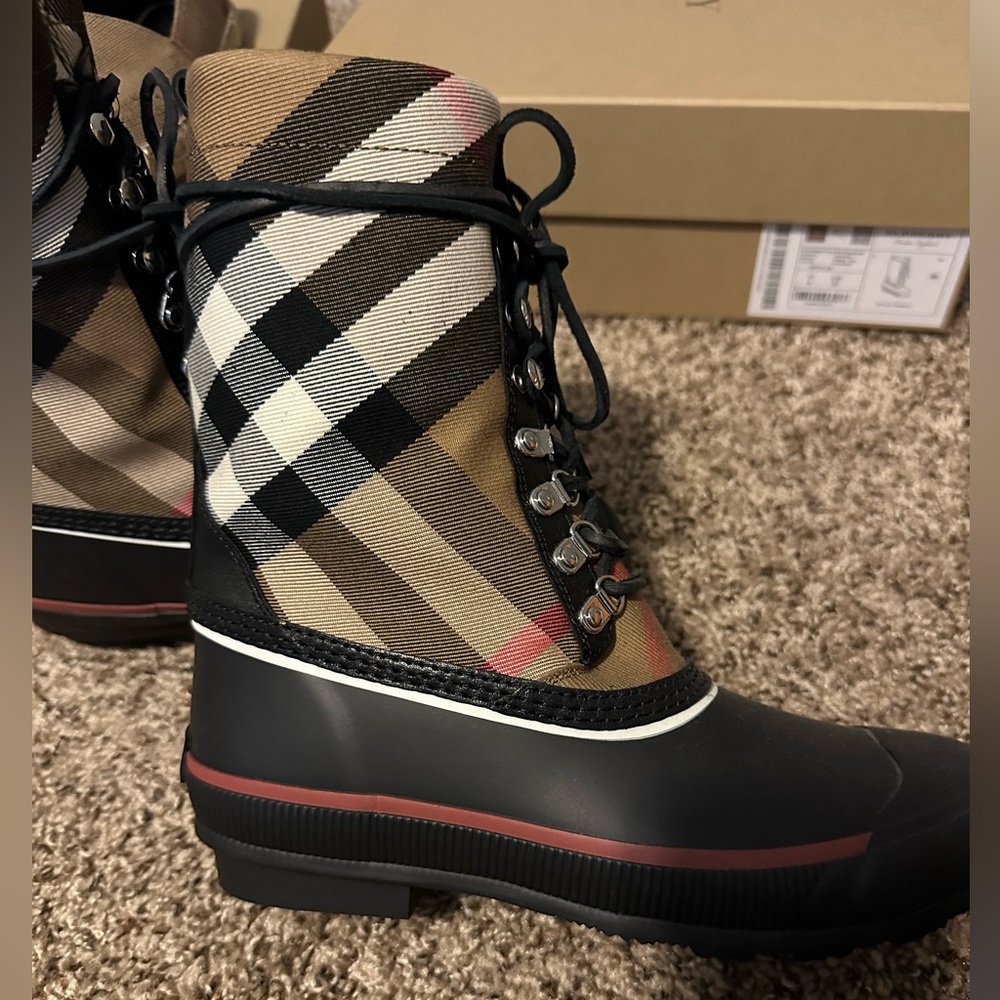 BRAND NEW Burberry mid calf rain boot in box - Picture 5 of 5